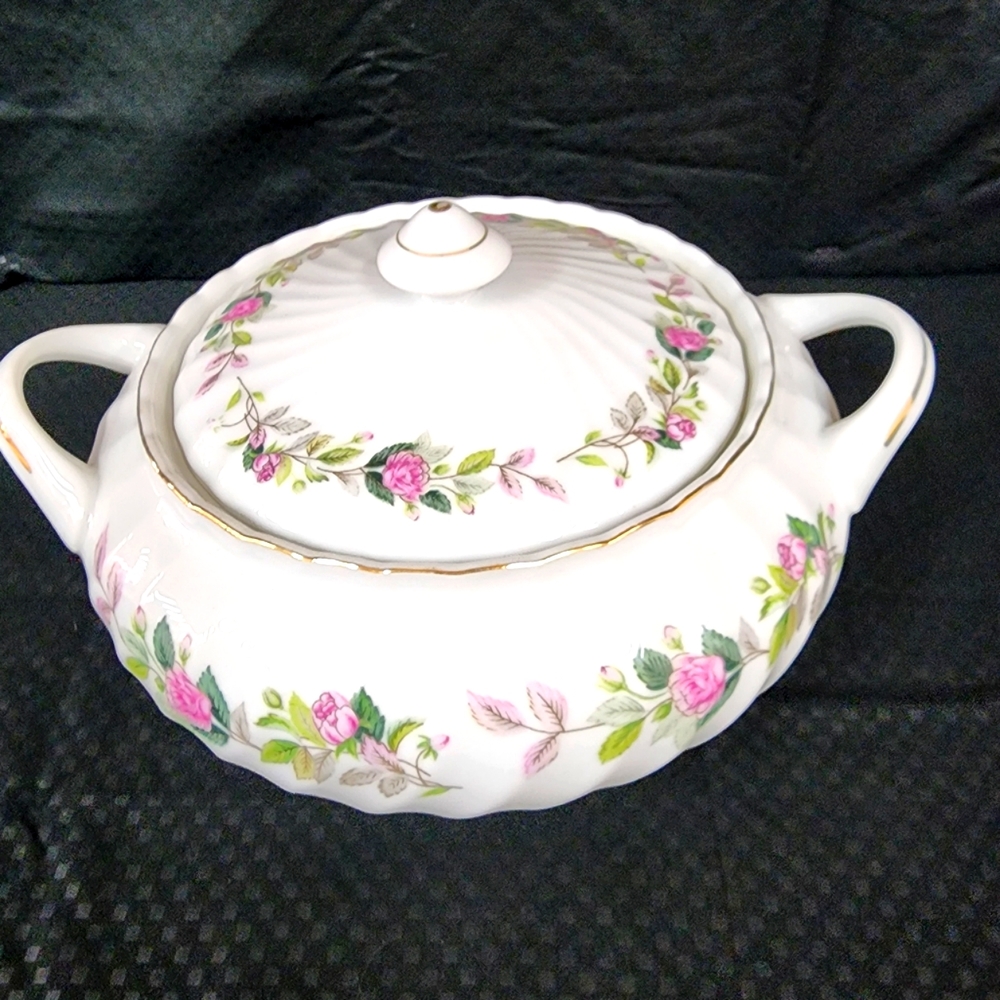 Vegetable serving bowl with lid